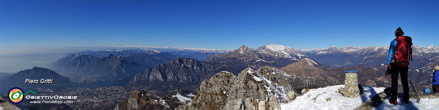 52 Dalla vetta del Resegone panorama ad ovest su Lecco, i suoi monti, i suoi laghi ed oltre.jpg